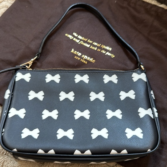 Kate Spade wristlet can also attach strap to Cary on arm. With dust bag - Picture 5 of 5